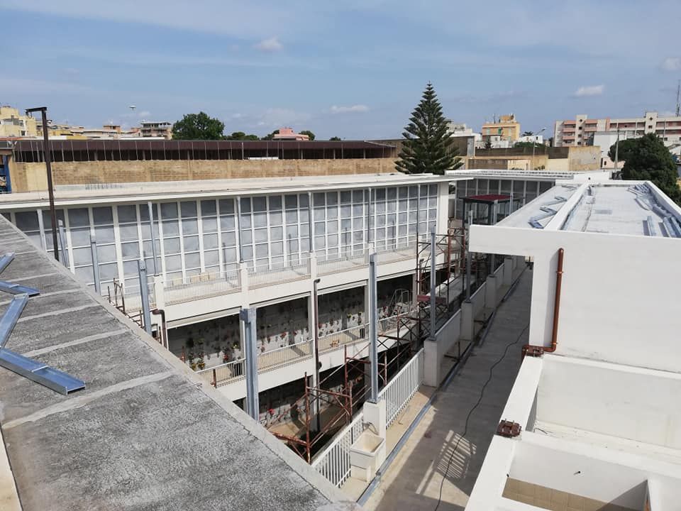 Una vista aerea di un edificio in costruzione in una giornata di sole