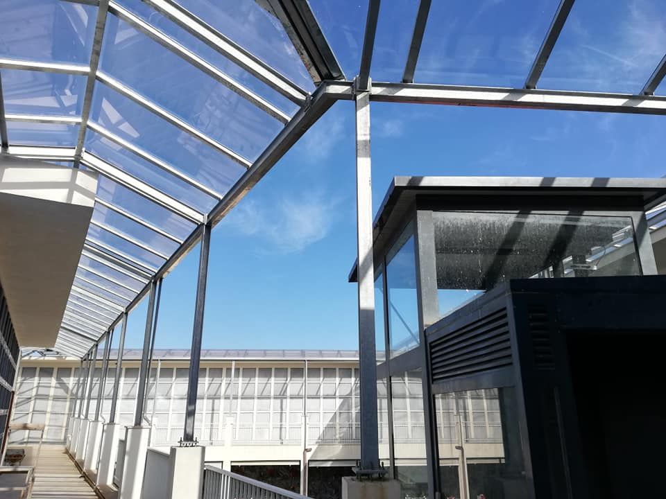 Un edificio con tetto e scale in vetro trasparente