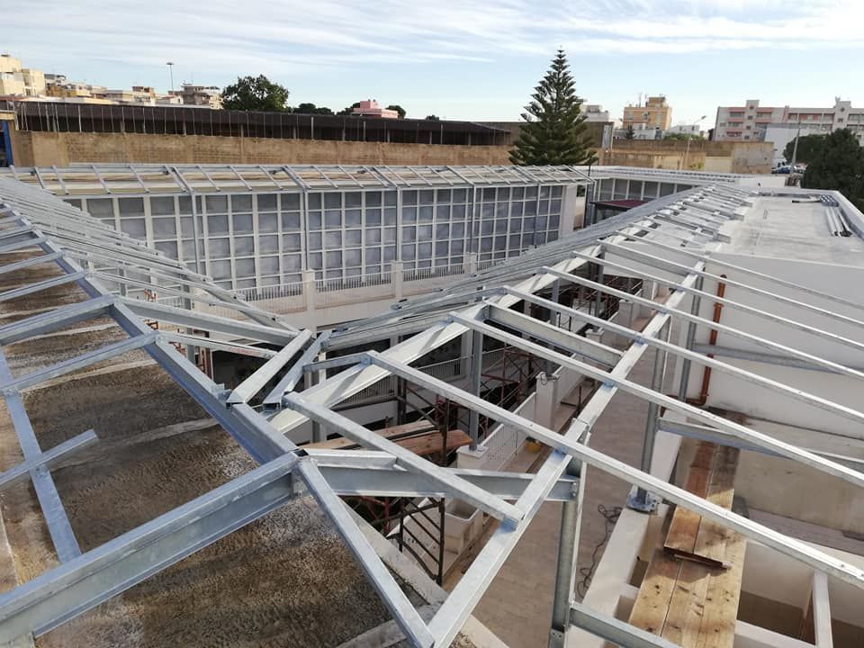 Una struttura metallica viene costruita sopra un edificio