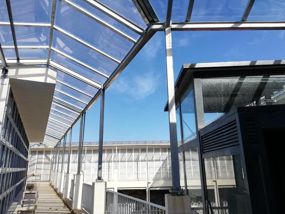 Un edificio con tetto e scale in vetro trasparente