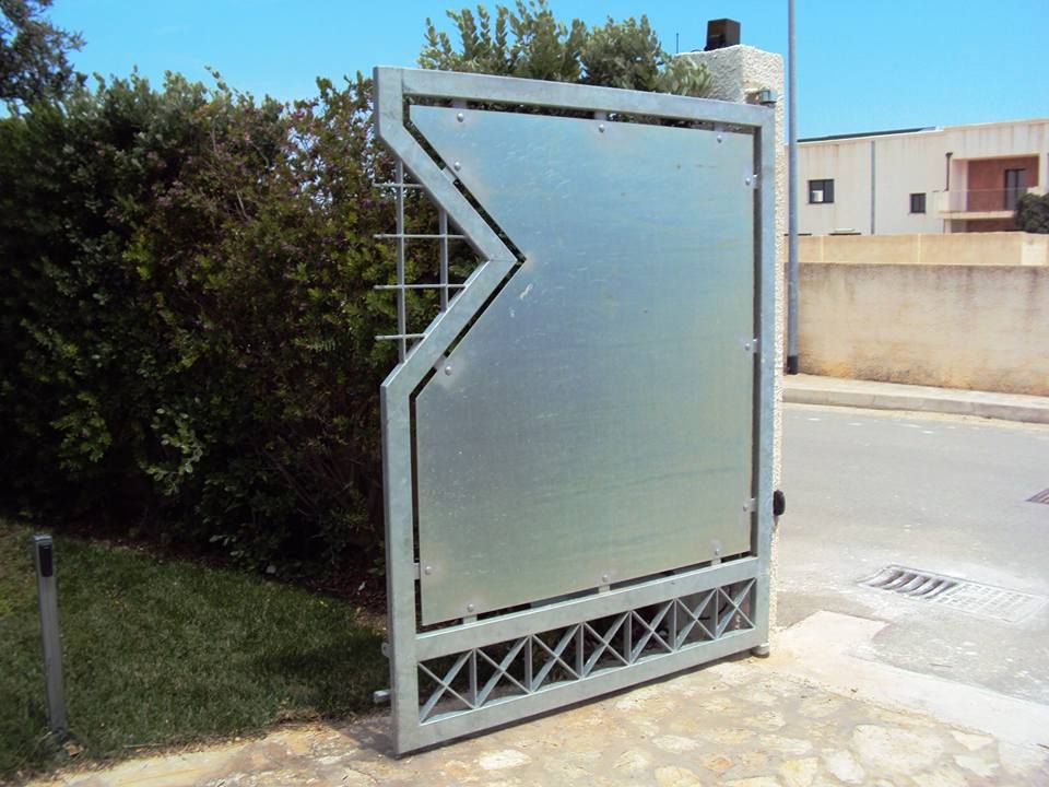 Un cancello di metallo con un disegno geometrico