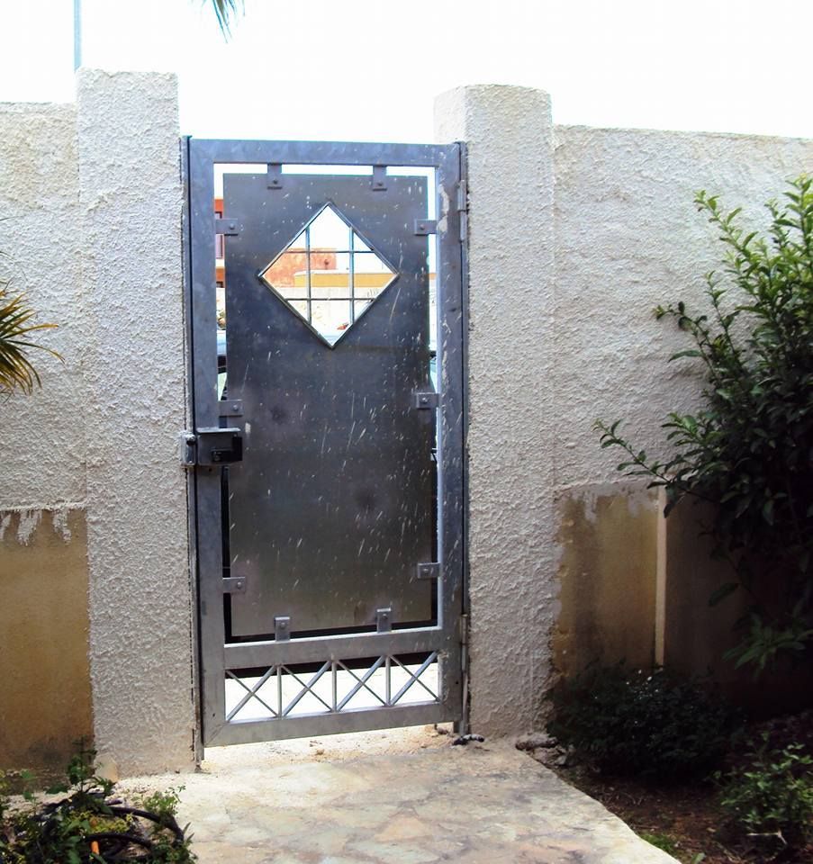 Un cancello di metallo con un diamante al centro