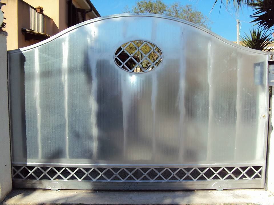 Un cancello in acciaio inossidabile con un foro ovale al centro