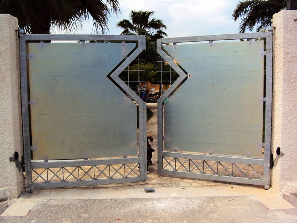 Un cancello che ha un disegno geometrico