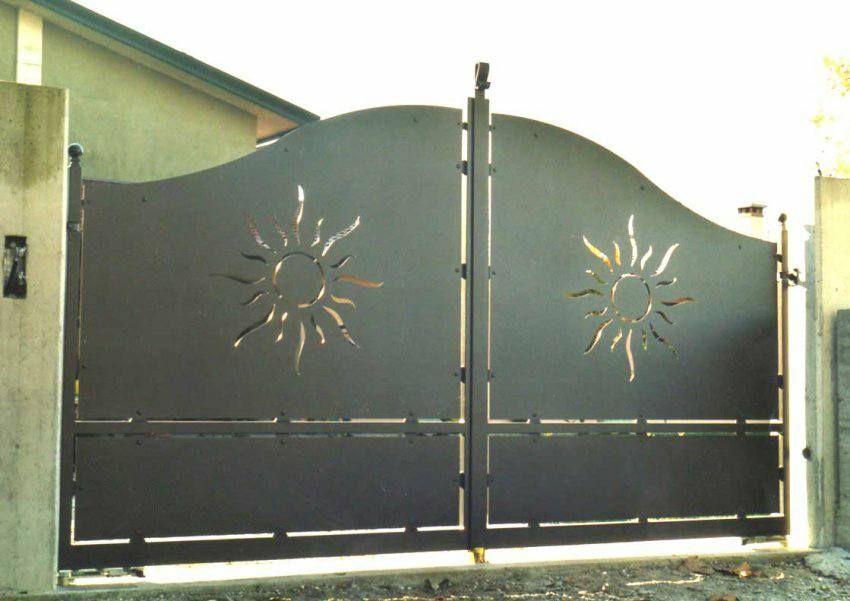 Un cancello nero con due soli sopra