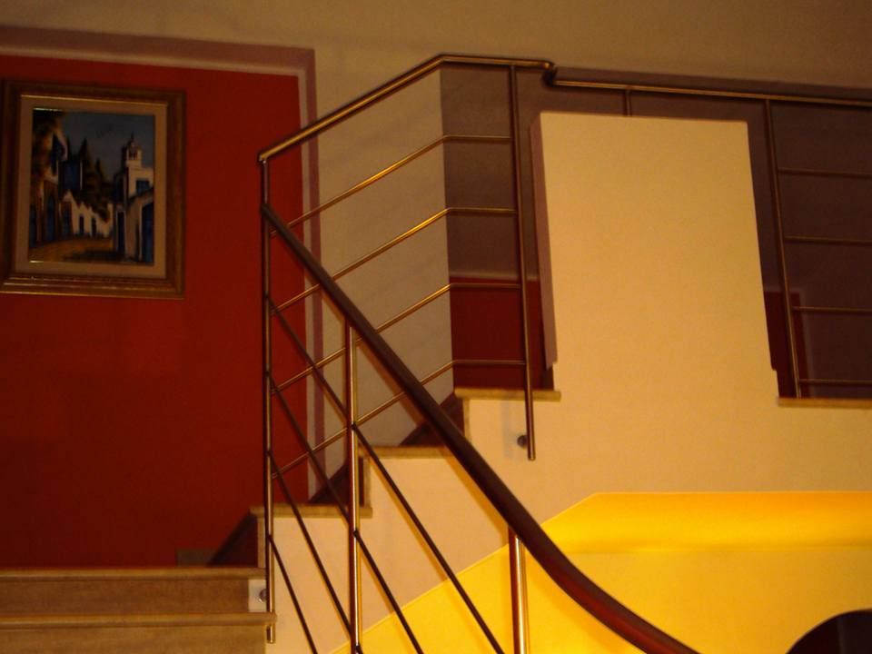 Una scala con un dipinto sul muro sopra di essa