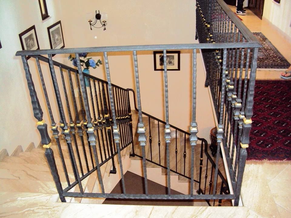 Una ringhiera in ferro battuto su una rampa di scale