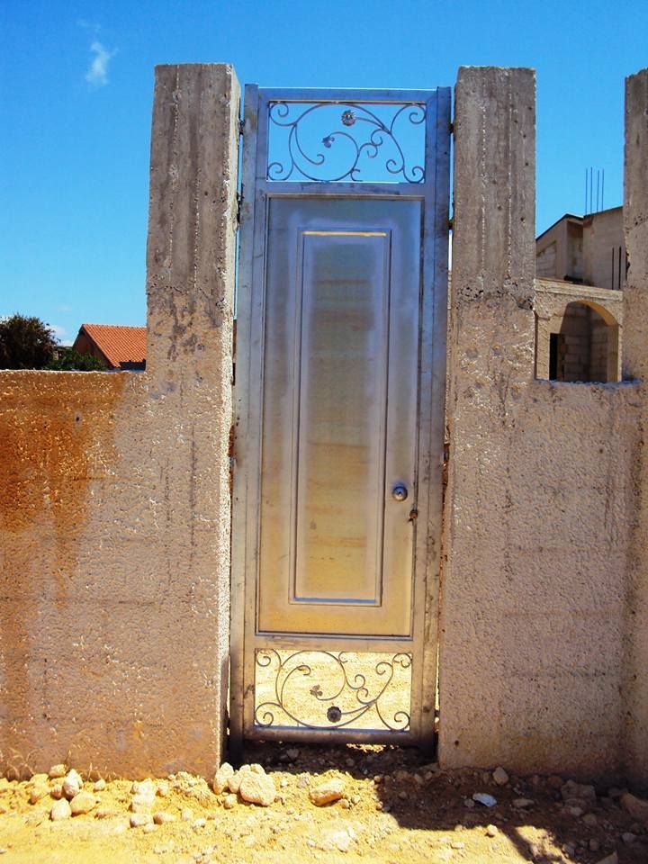 Un cancello in acciaio inossidabile è tra due pilastri di cemento