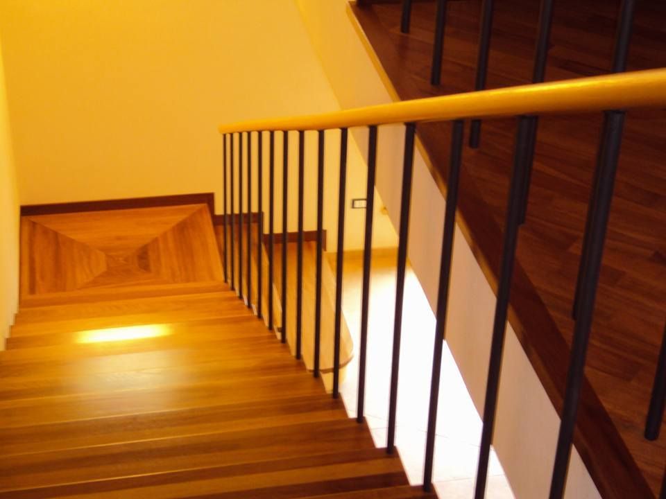 Una serie di scale in legno con ringhiera in metallo