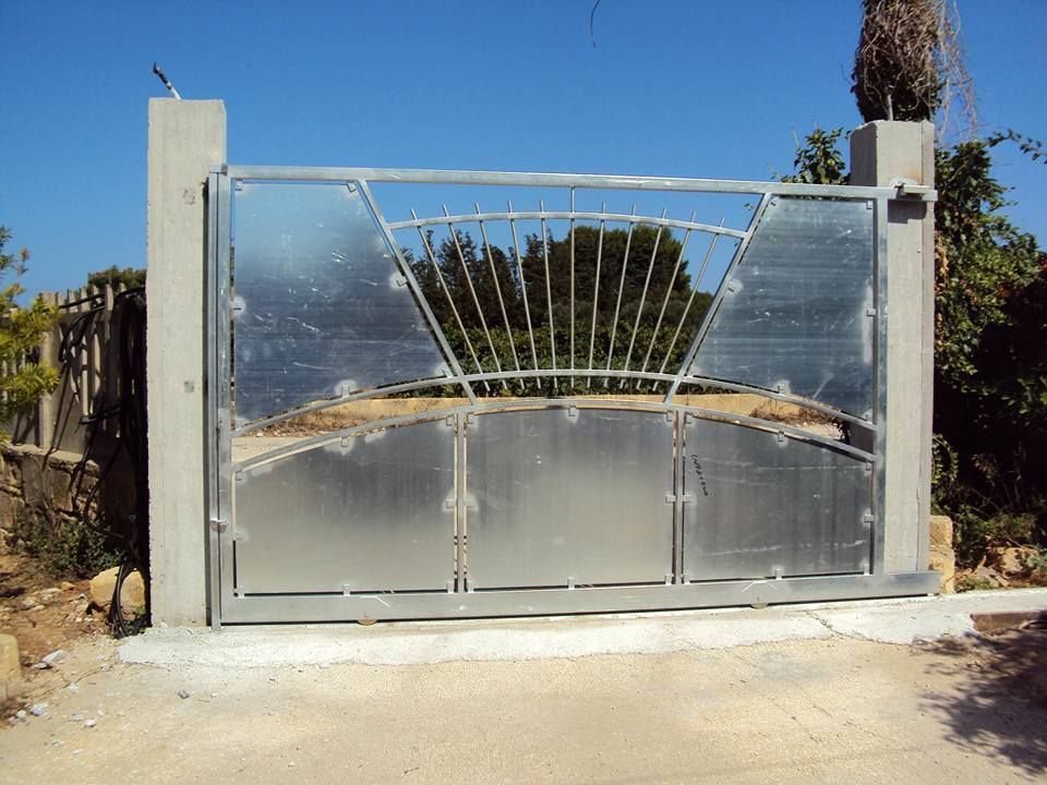 Un cancello scorrevole con un disegno geometrico