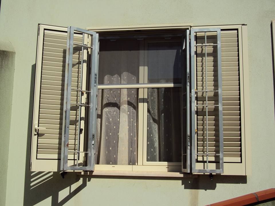 Una finestra con le persiane aperte su un edificio