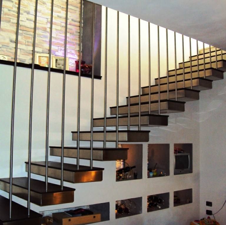 Una scala con ringhiera in acciaio inox e gradini in legno