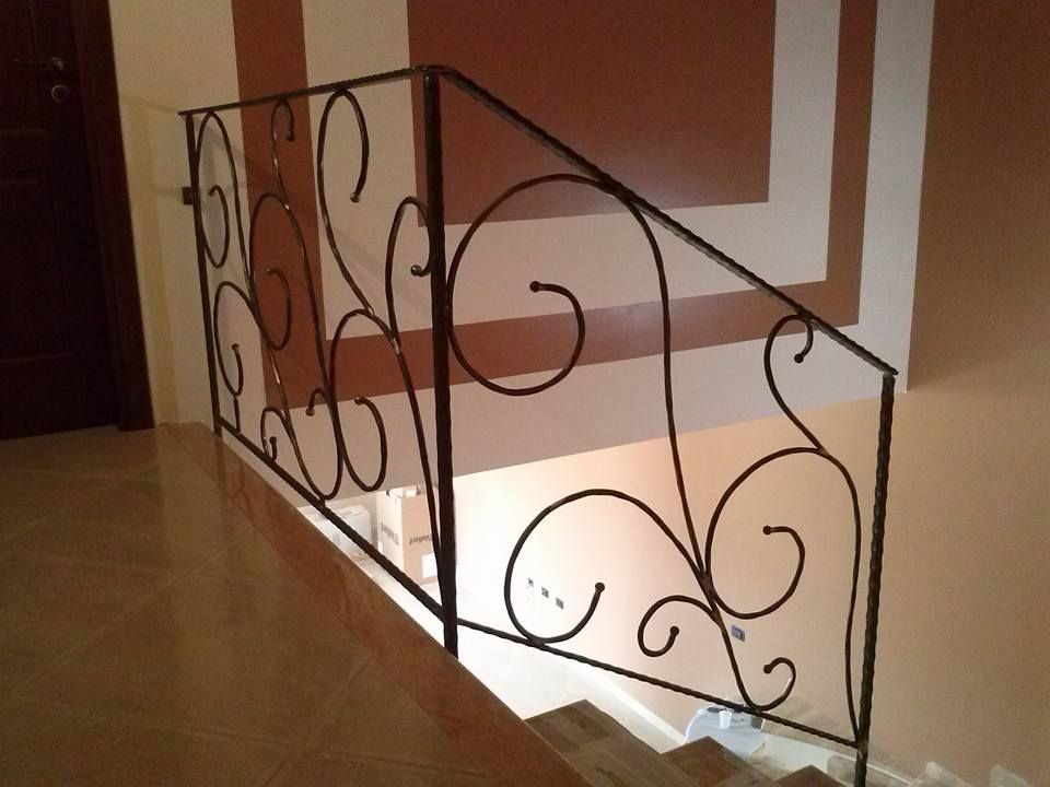 Una ringhiera in ferro battuto su una rampa di scale