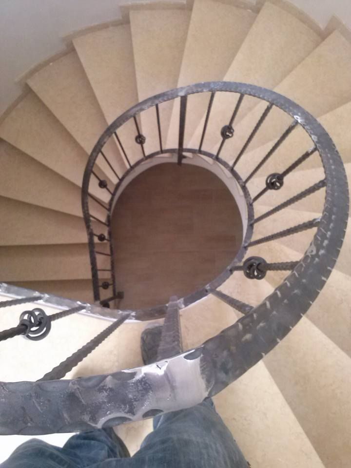 Guardando giù per una scala a chiocciola con una ringhiera di metallo