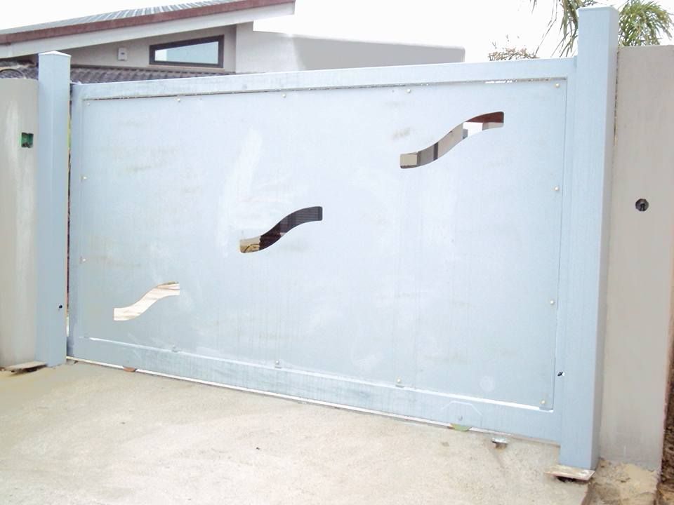 Una staccionata bianca con un buco nel mezzo