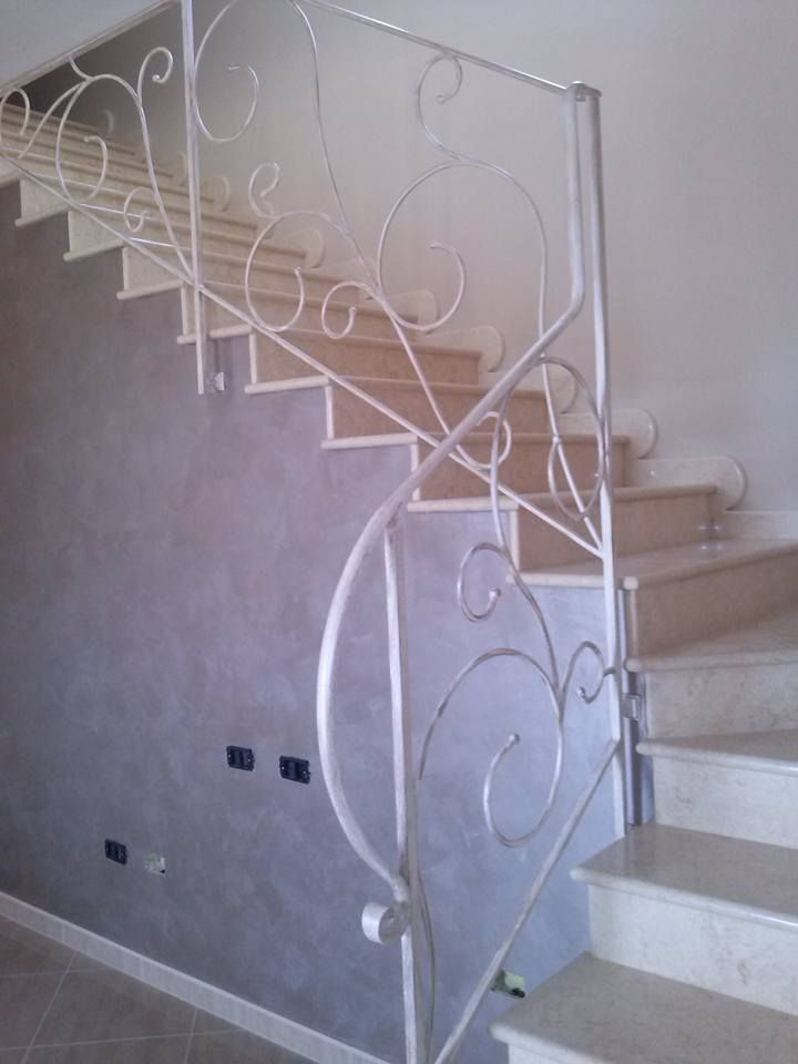 Una ringhiera in ferro battuto circonda una serie di scale