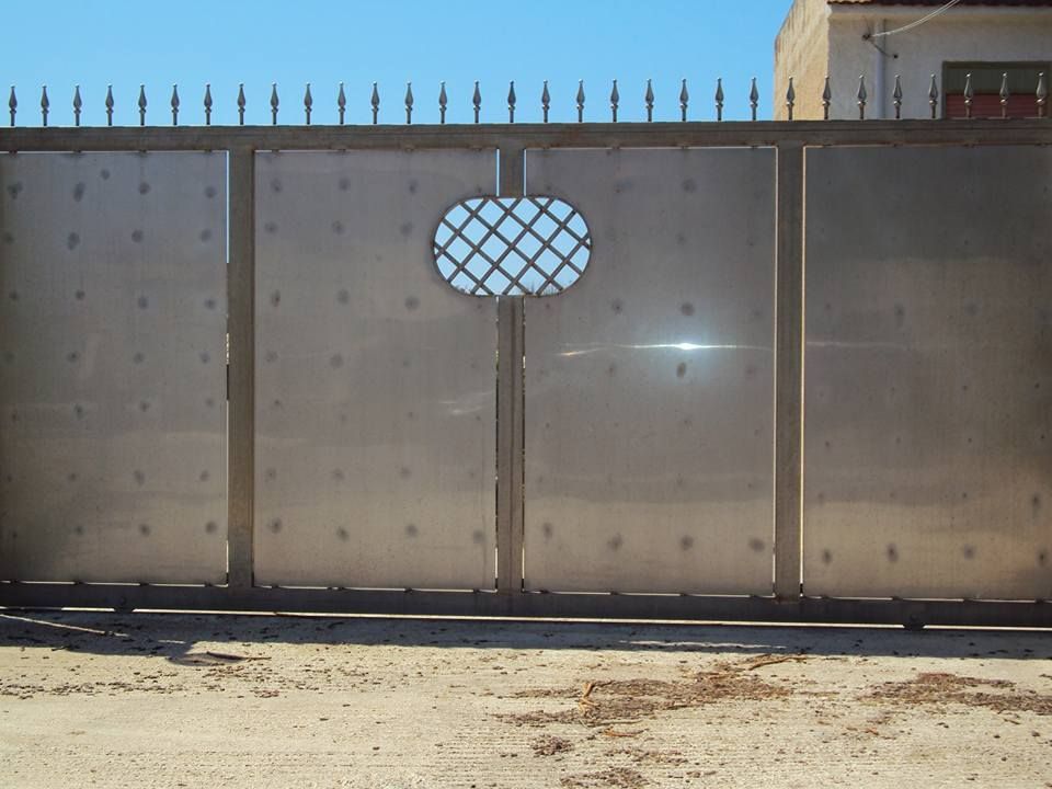 Un cancello scorrevole con un buco al centro