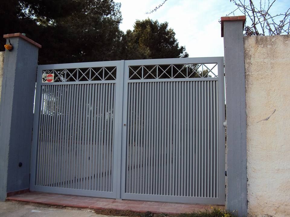 Una recinzione con un adesivo su cui è scritto