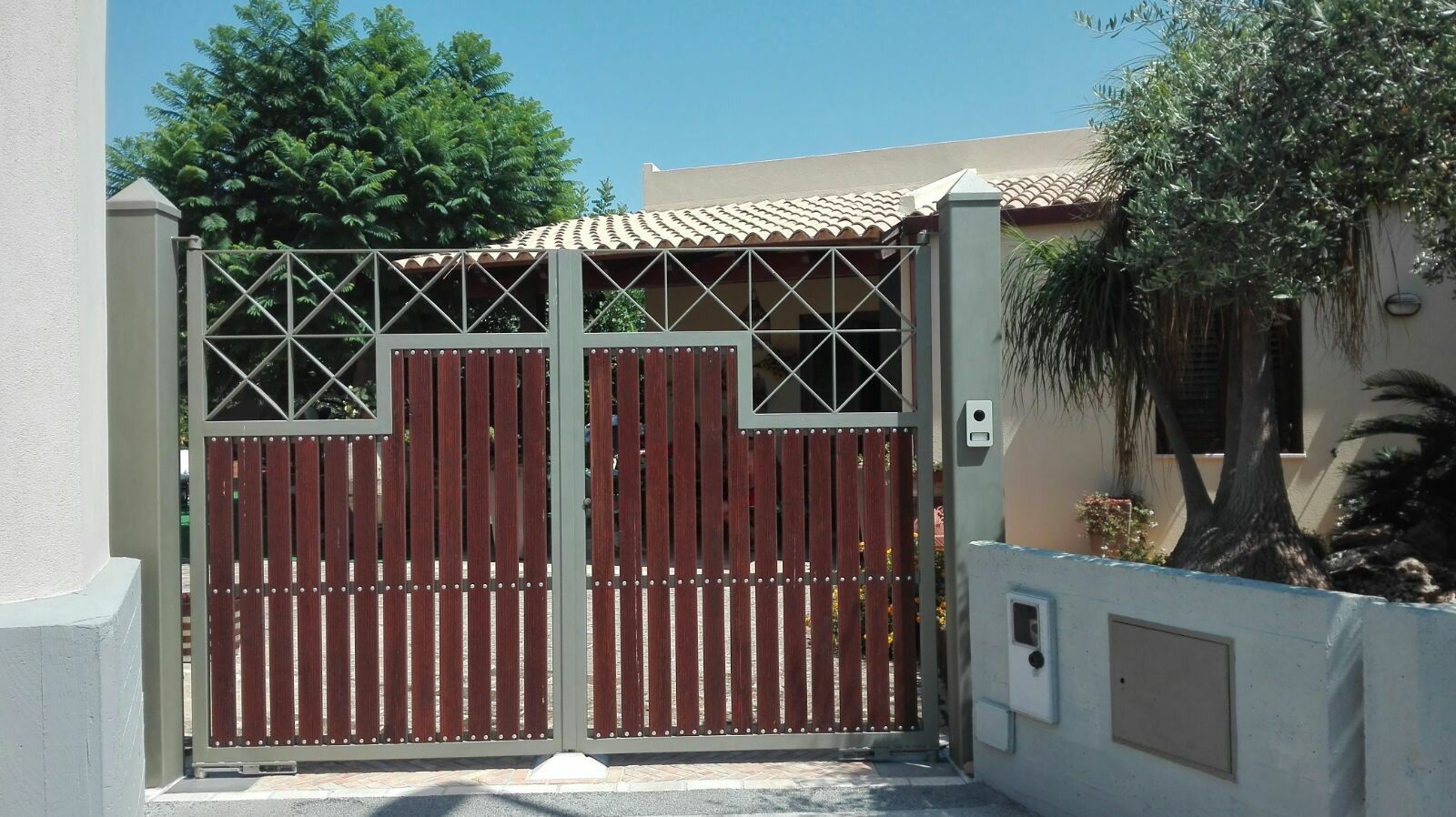 Un cancello di legno con il numero 9 sopra