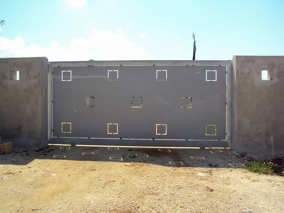 Un cancello di metallo con dei quadrati tagliati fuori