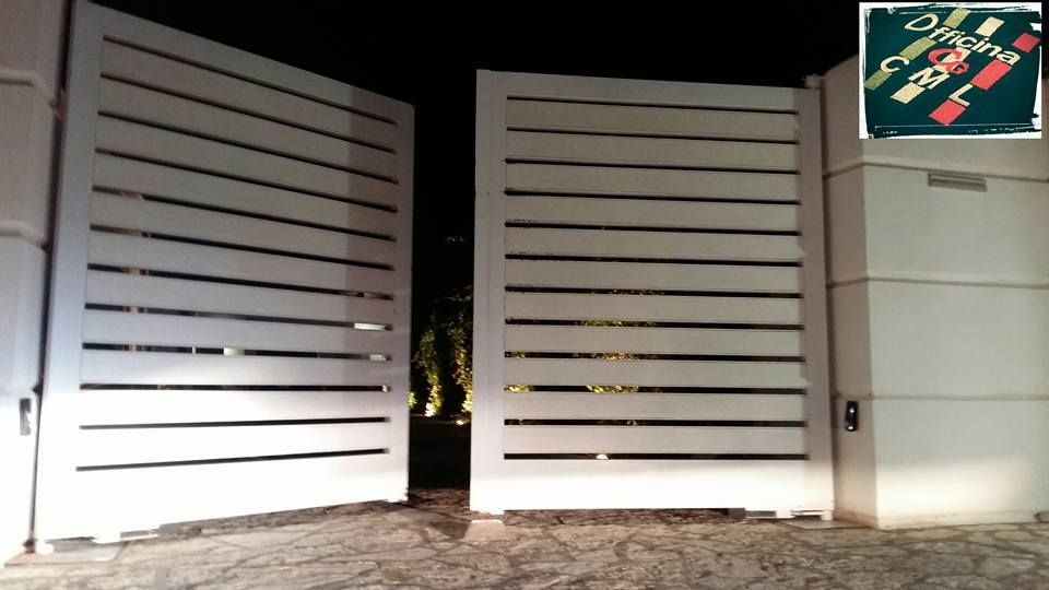 Un cancello bianco che è aperto di notte