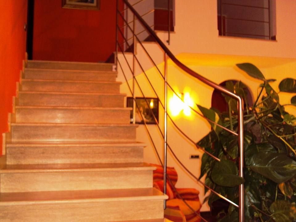 Una serie di scale con ringhiera in acciaio inossidabile