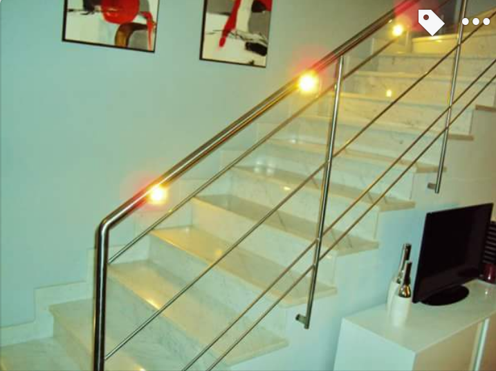 Una serie di scale con ringhiera in acciaio inossidabile