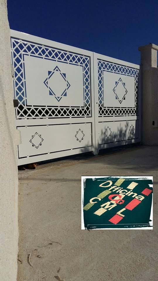 Una staccionata bianca con un cielo azzurro sullo sfondo