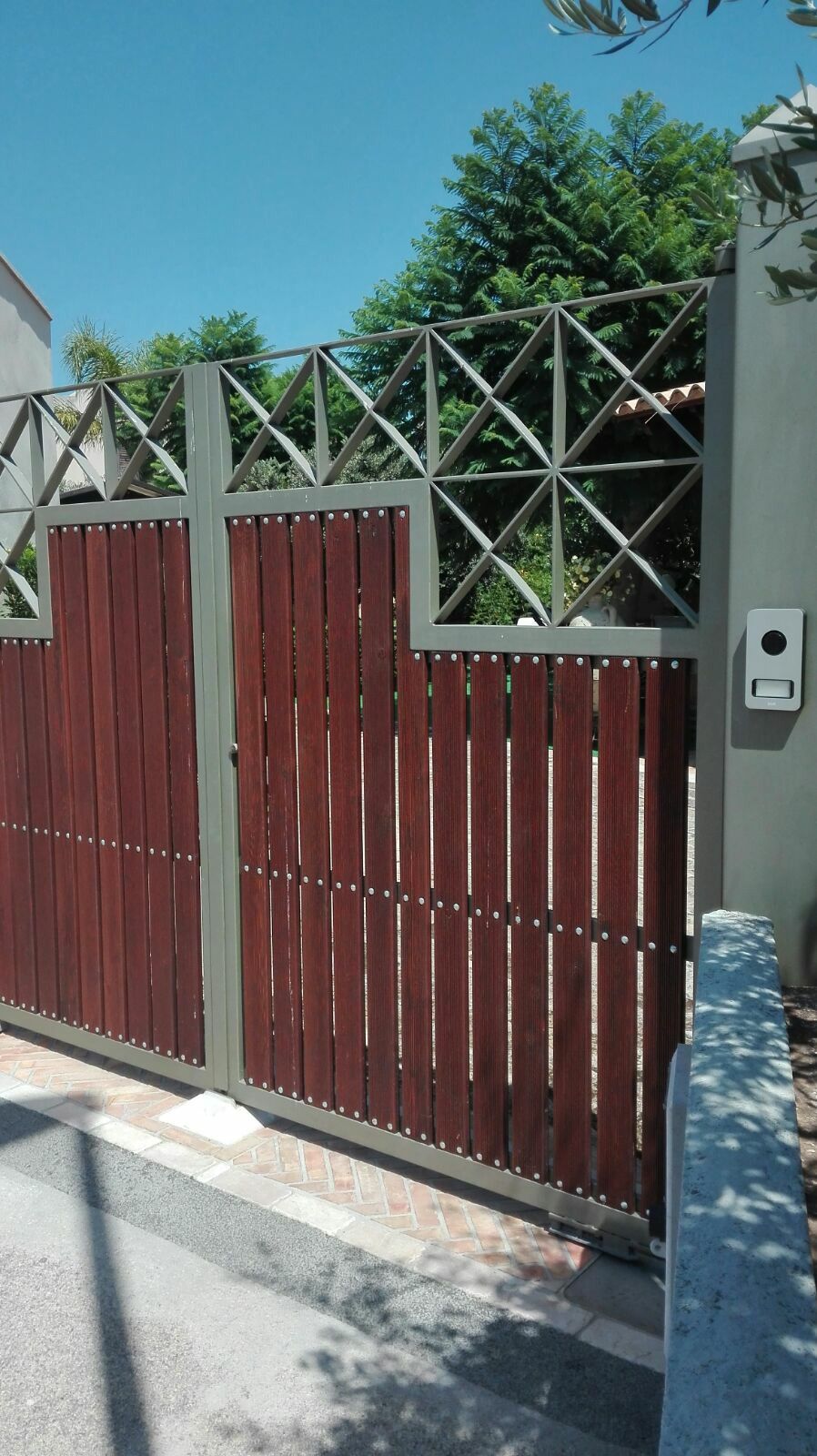 Una staccionata di legno con un campanello sul lato