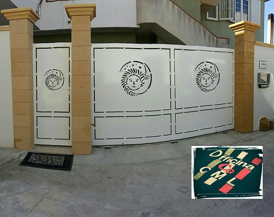 Un cancello bianco con l'immagine di un volto sopra