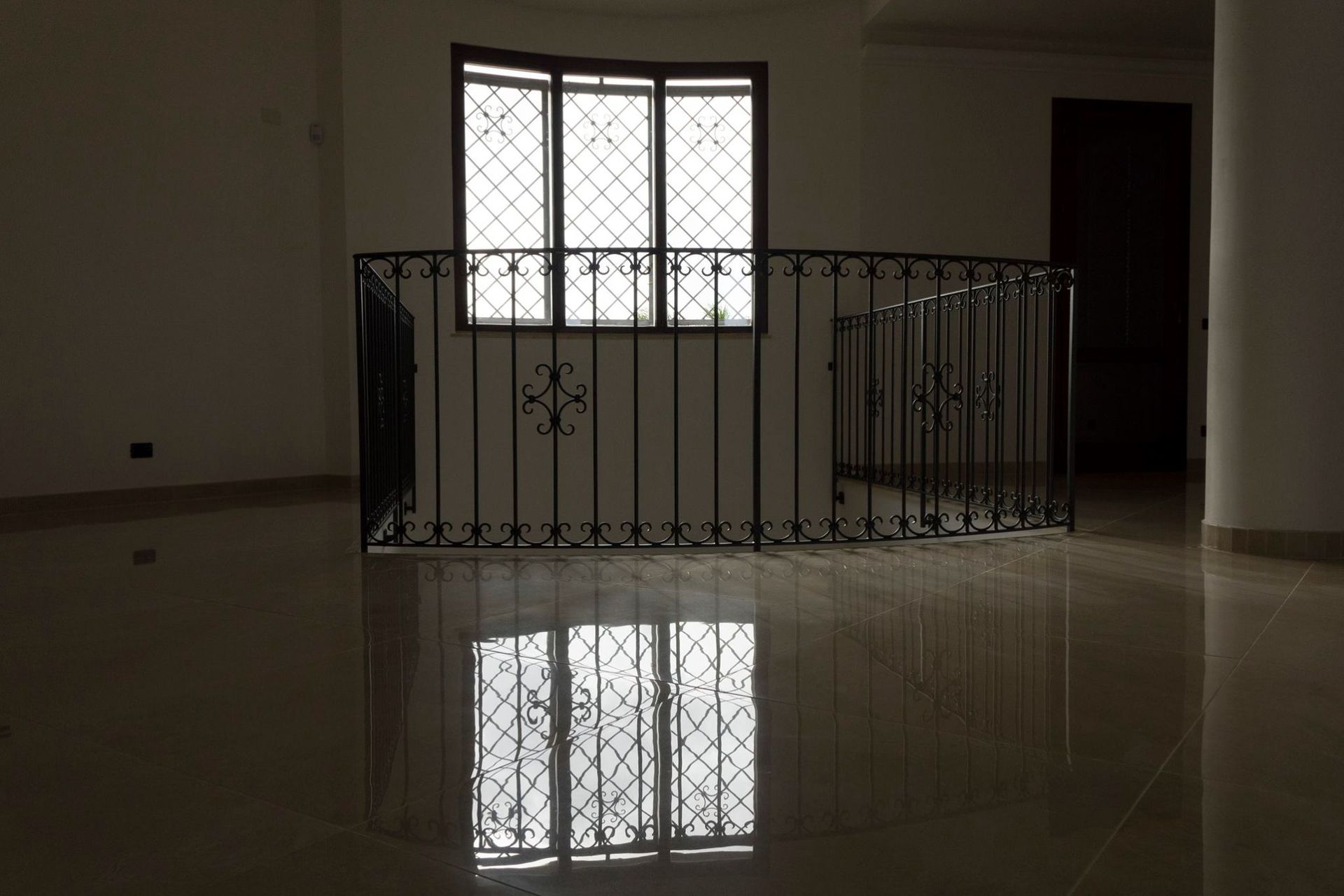 Una stanza vuota con un balcone e una finestra