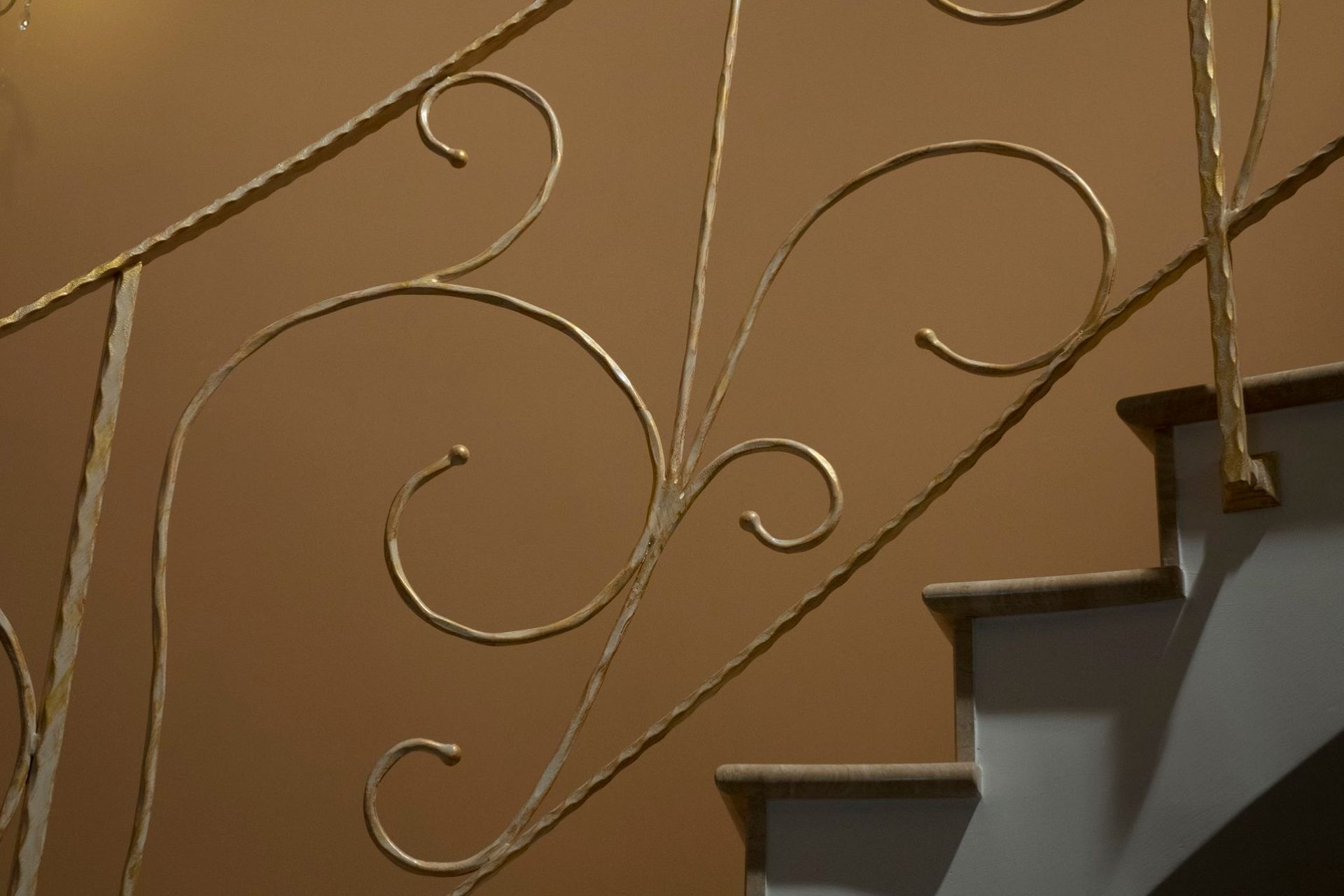 Primo piano della ringhiera in ferro battuto di una scala.