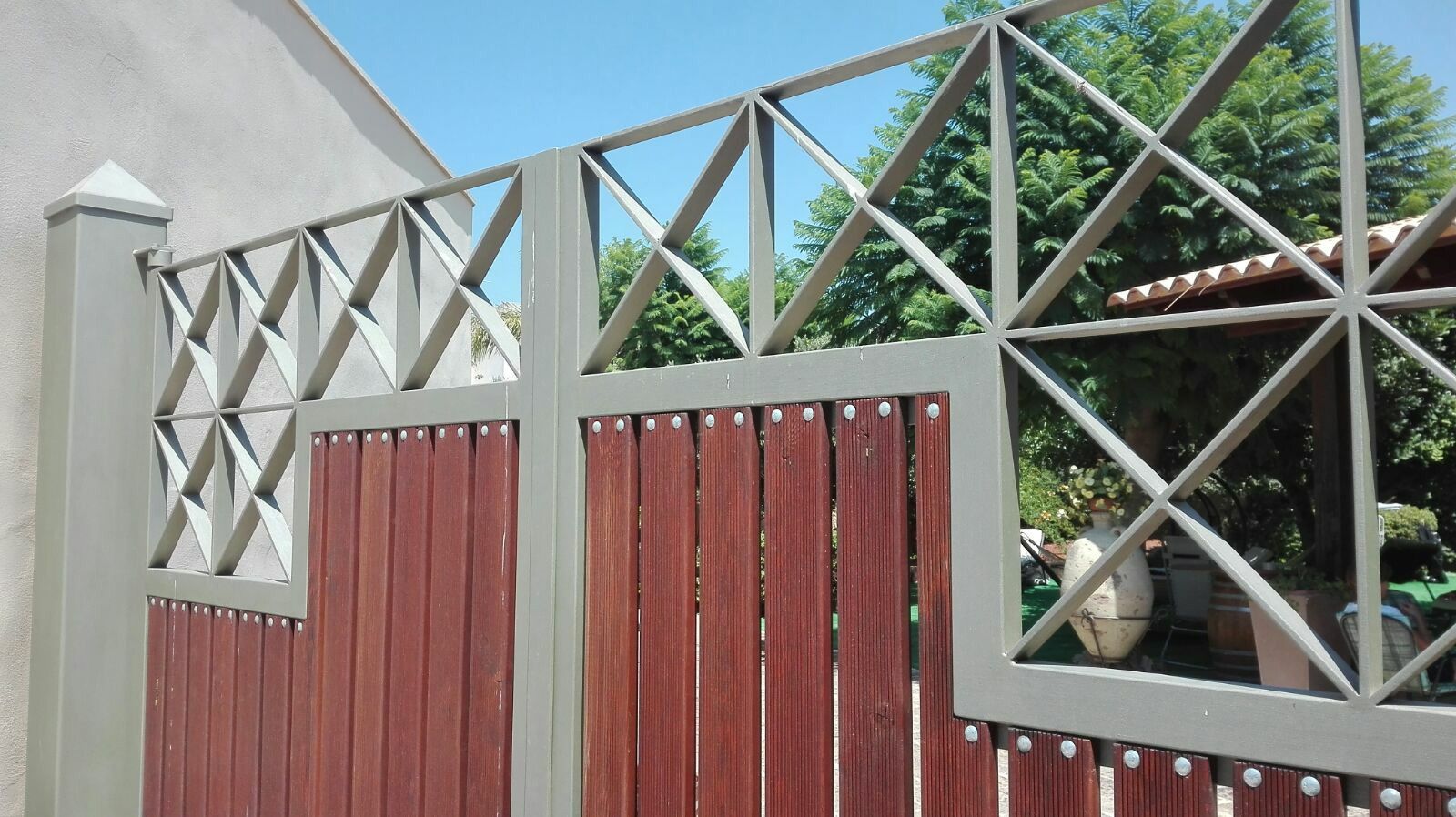 Una recinzione di legno con una struttura metallica che la circonda