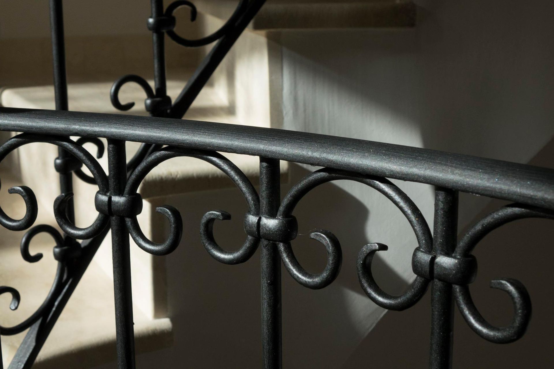 Un primo piano di una ringhiera in ferro battuto su una scala