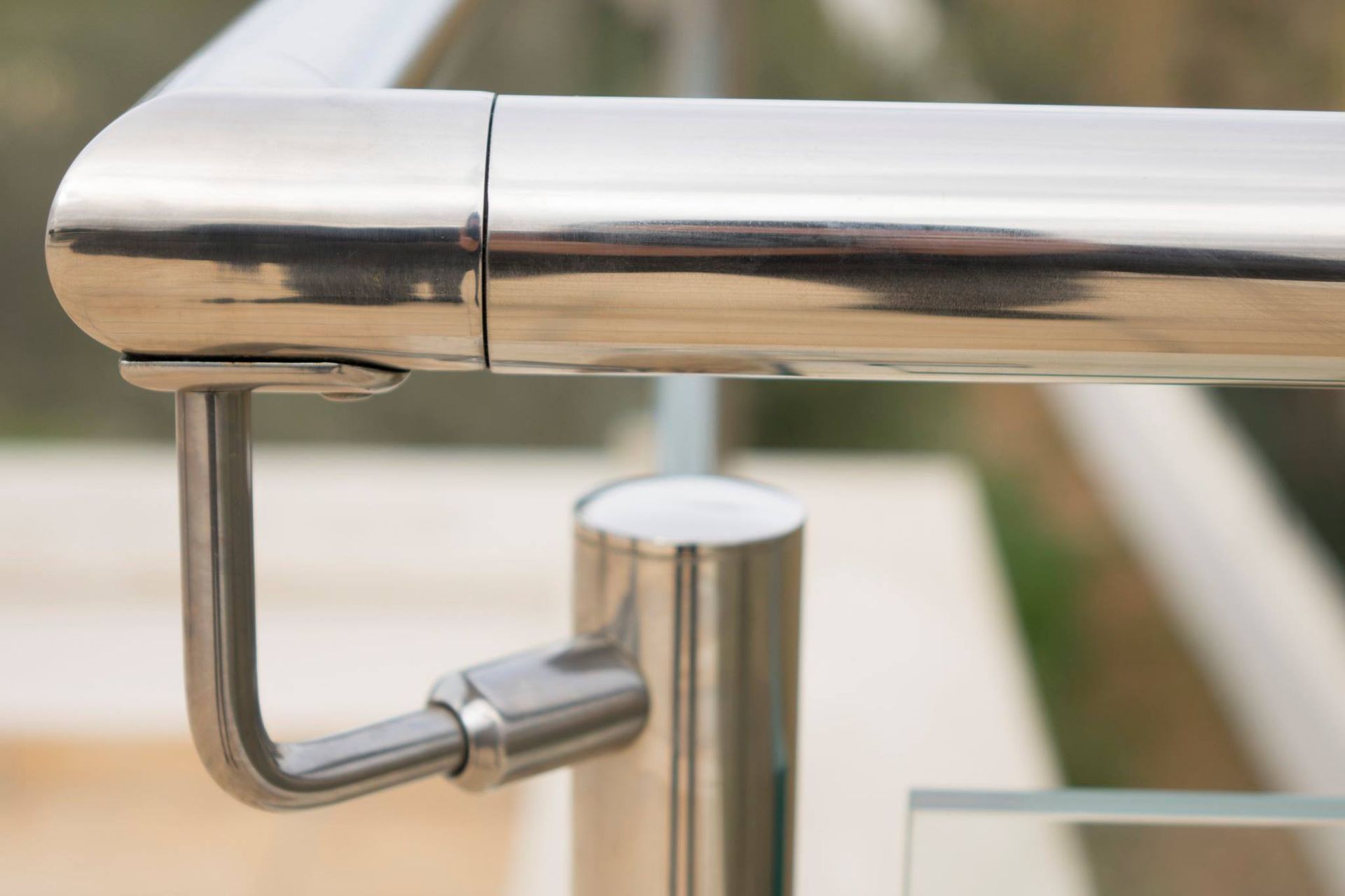 Primo piano della ringhiera in acciaio inossidabile di un balcone.