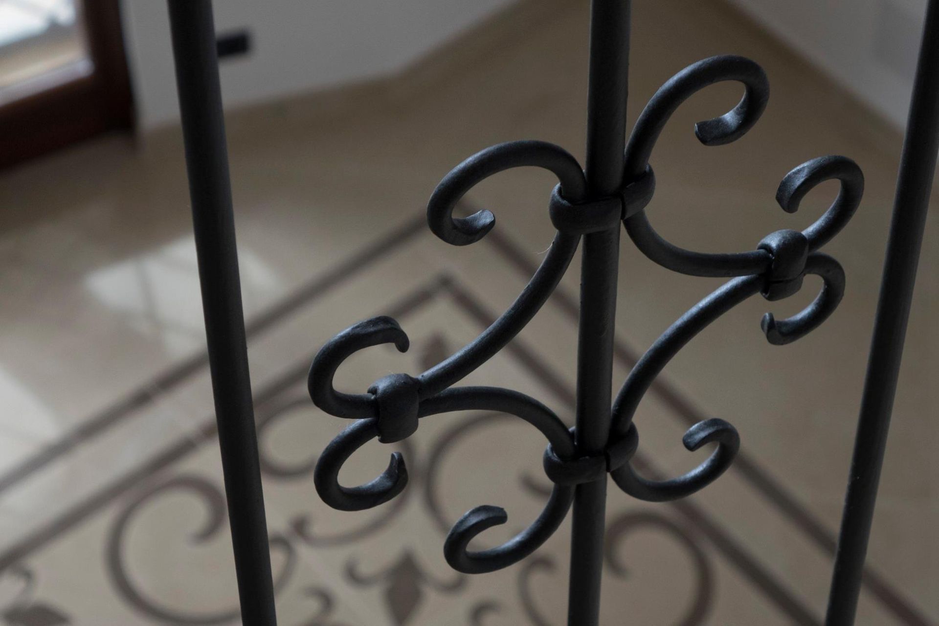 Un primo piano di una ringhiera in ferro battuto con un disegno