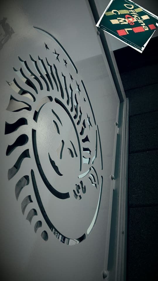 Un primo piano di un volto stampato su un muro