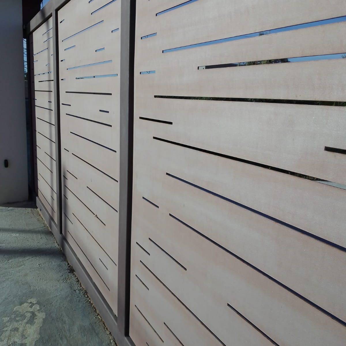 Un muro di legno con linee nere sopra