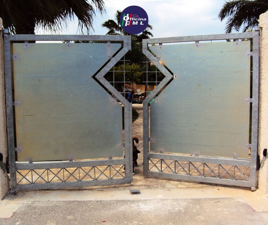 Una recinzione con un cartello che dice amore