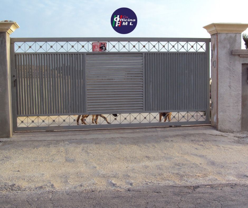 Una recinzione con un cartello sopra che dice emc