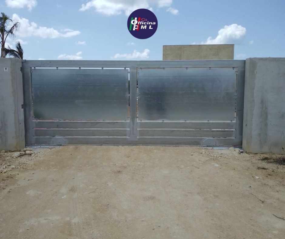 Una recinzione con un cartello sopra che dice eml