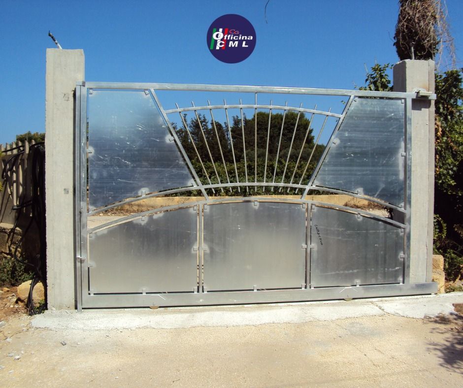 Un cancello scorrevole con un cerchio blu sopra che dice cmc