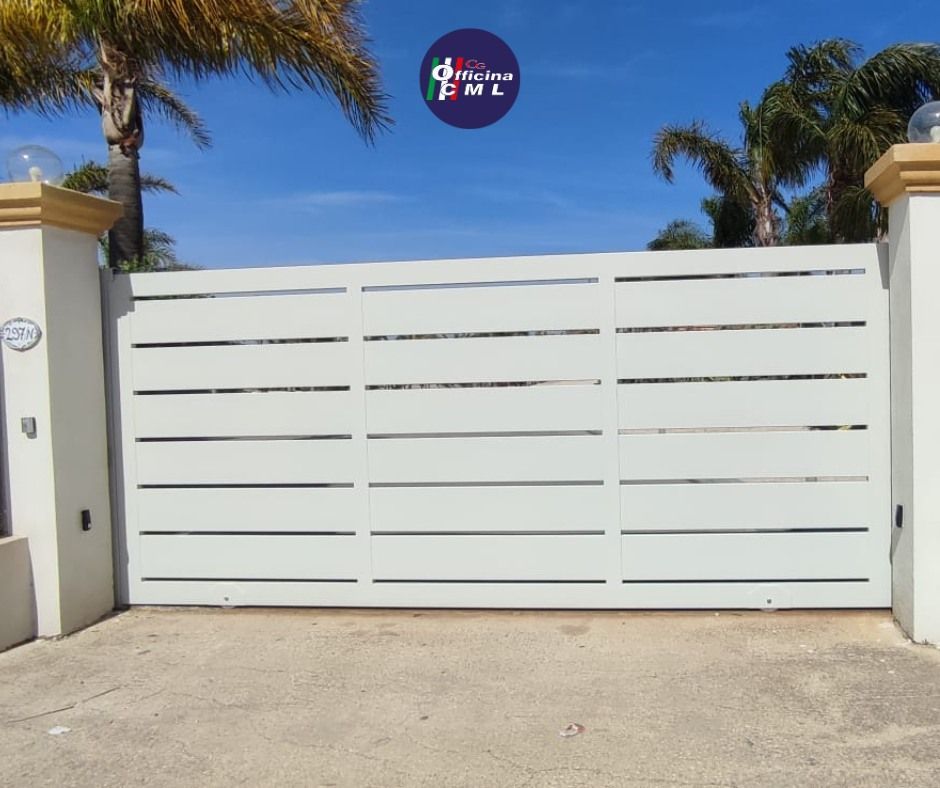 Un cancello bianco con un cerchio viola su cui è scritto eml