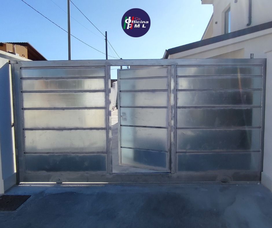 Un cancello scorrevole con un cartello sopra che dice cml