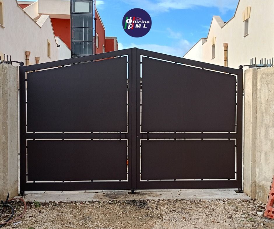 Un cancello di metallo nero con una striscia bianca