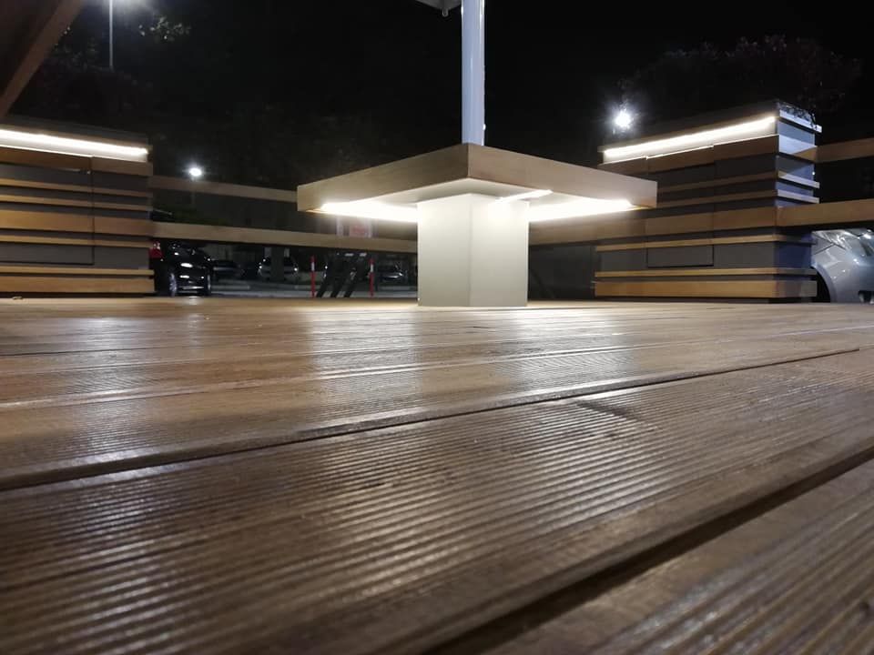 Un ponte di legno con luci di notte