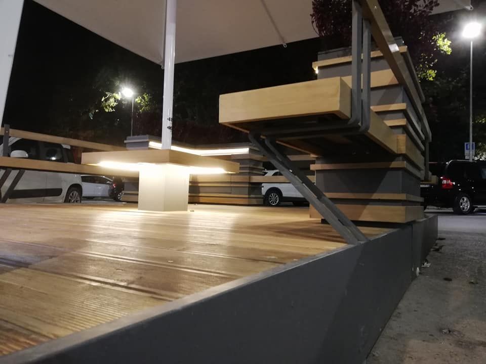 Un ponte di legno con scale che conducono ad esso