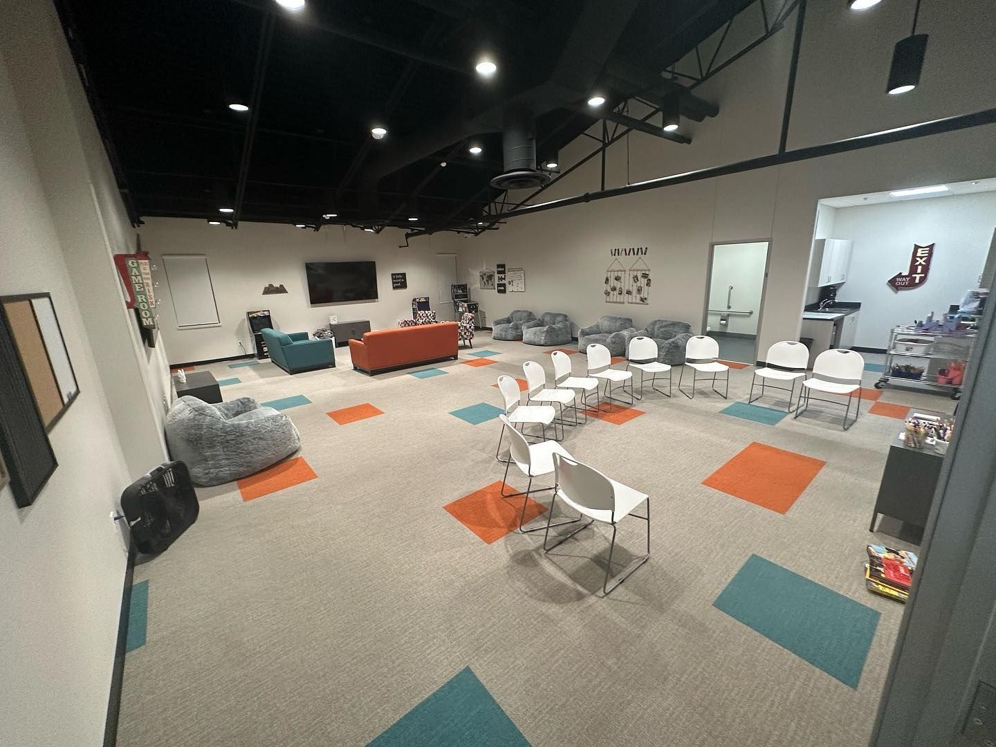 A large room with a lot of chairs and a couch.