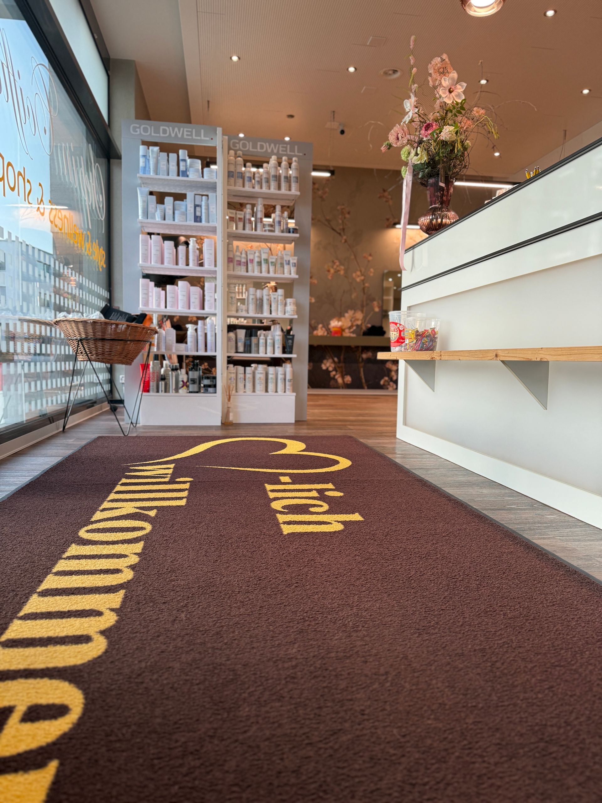 Eine braune und gelbe Fußmatte in einem Geschäft