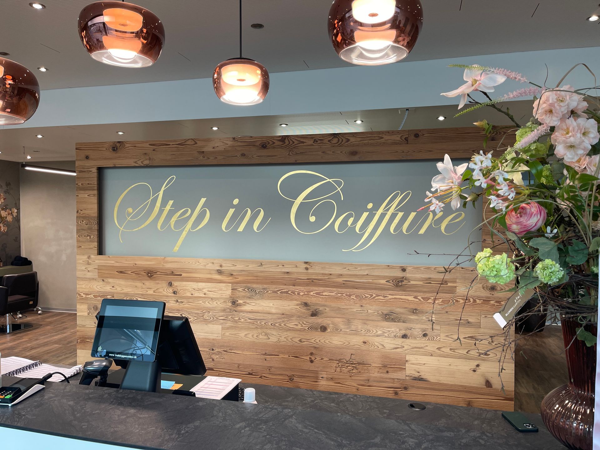 Ein Salon mit einem Schild mit der Aufschrift „Step in Coiffure“